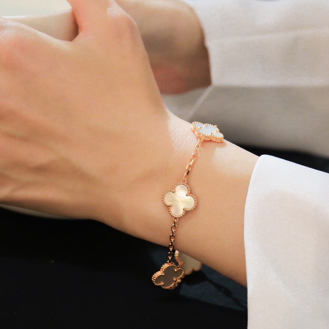 Vintage Alhambra bracelet with 5 flower white shells