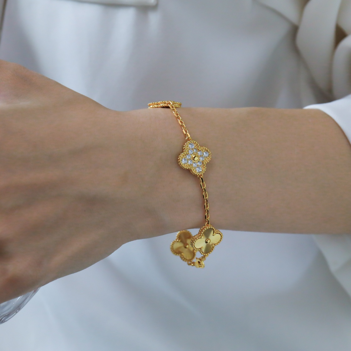Jidiao diamond five flower bracelet in golden color