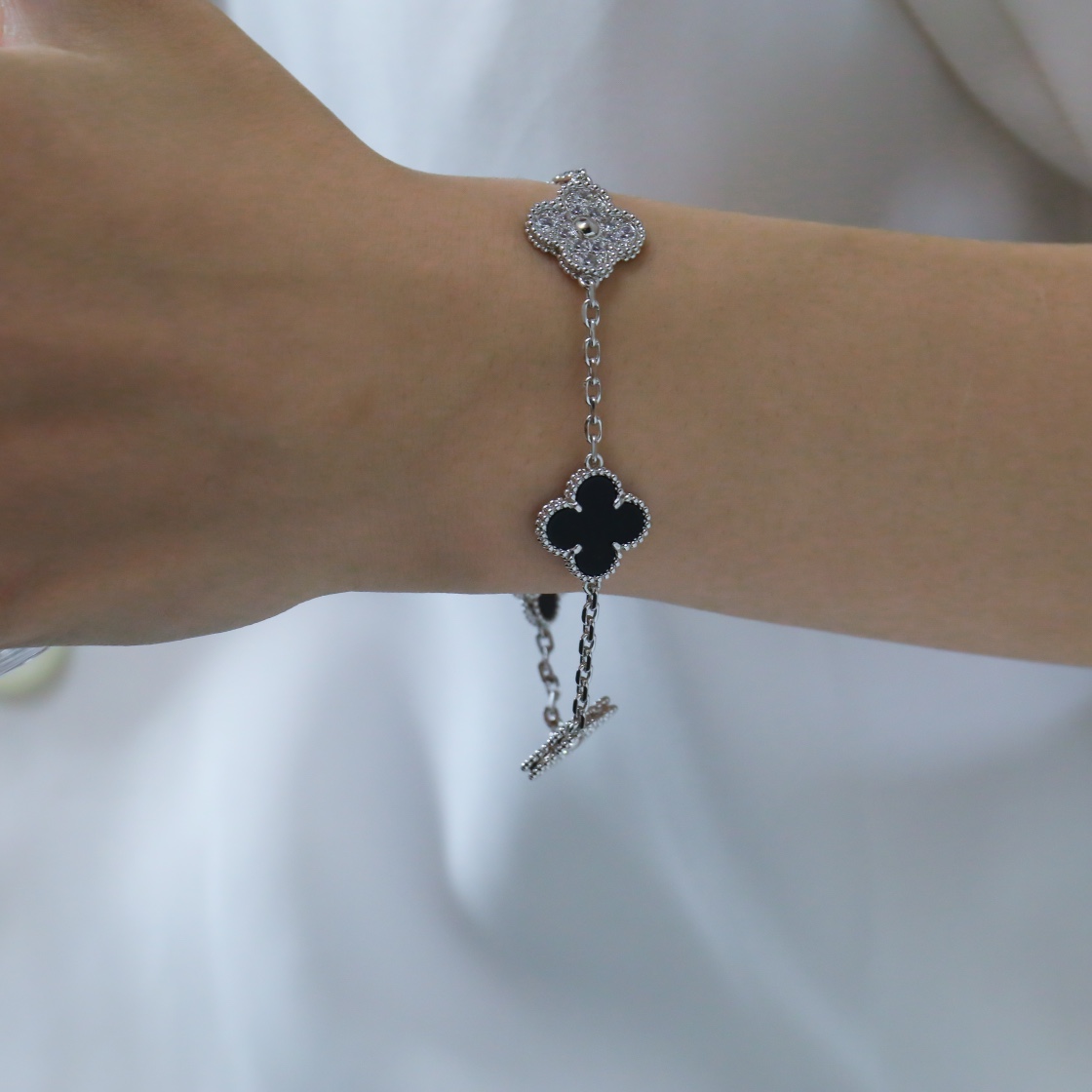 Interdiamond Black Agate Five Flower Bracelet