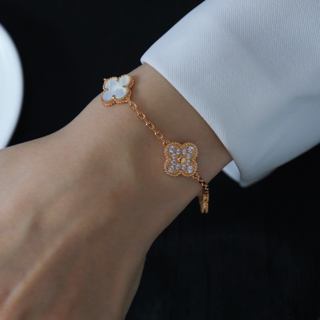 Five flower diamond white bracelet