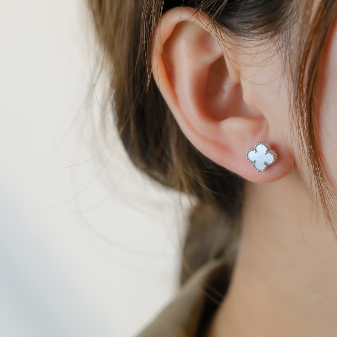 Clover Mini Earnail White Fritillaria