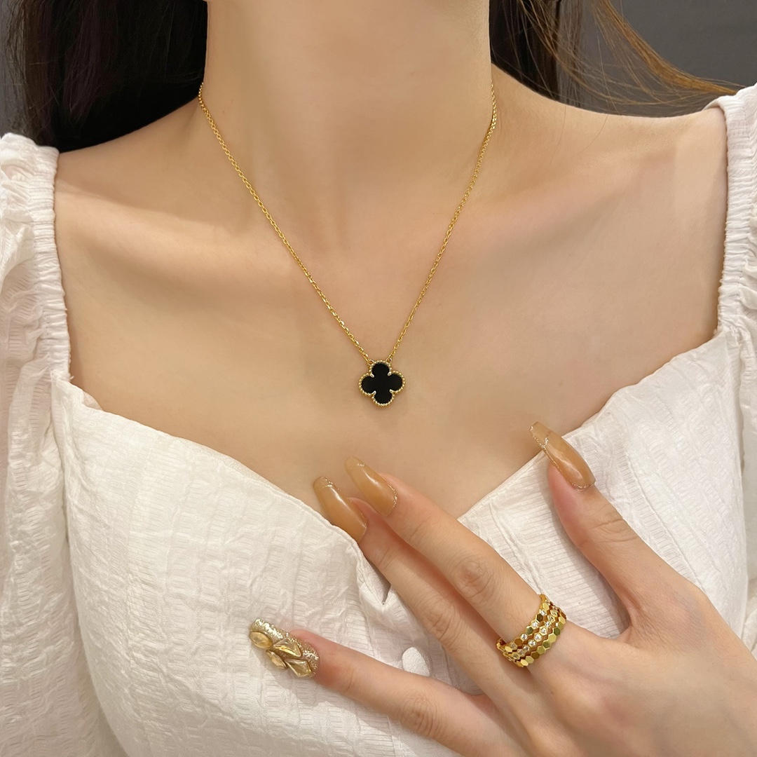 Classic single flower black agate necklace