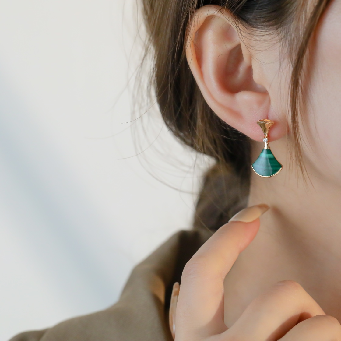 Diagonal diamond free small fan earrings