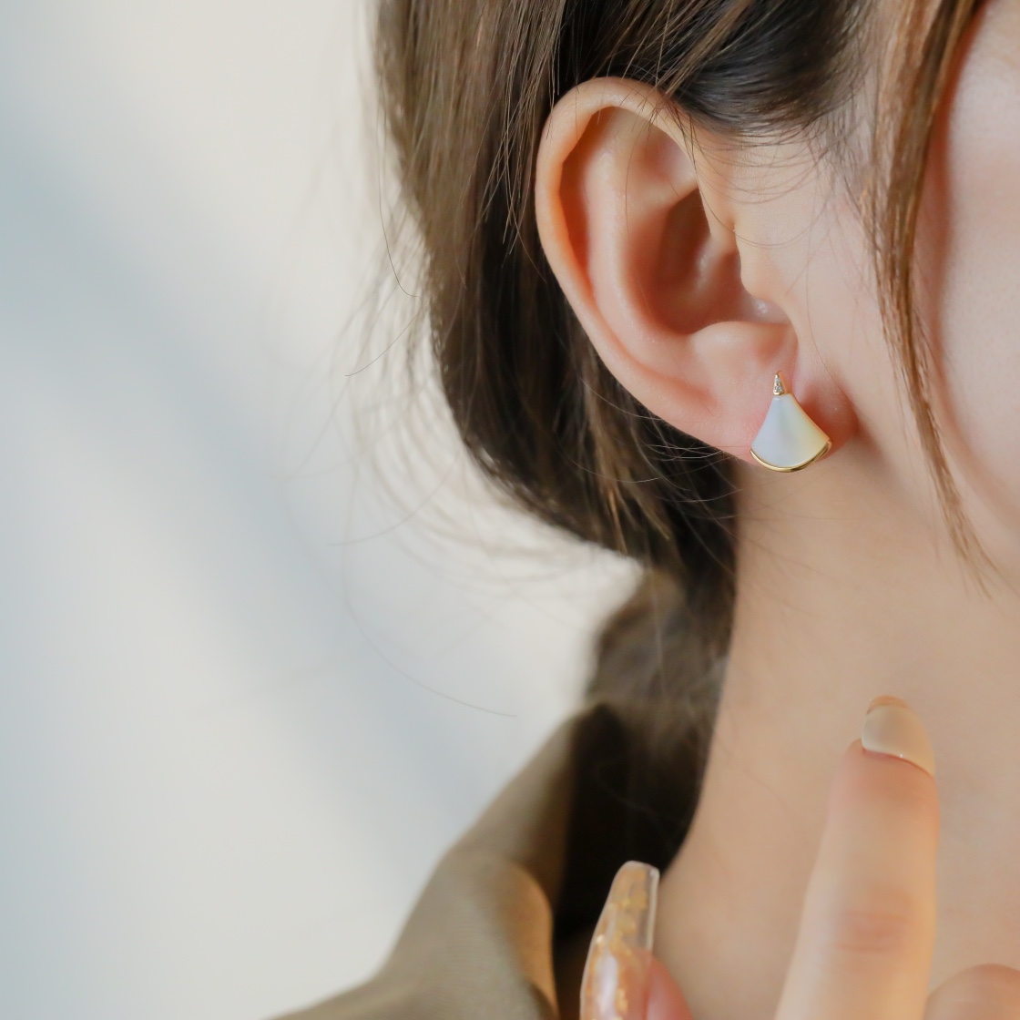Small fan with white shell mother/red chalcedony/earrings