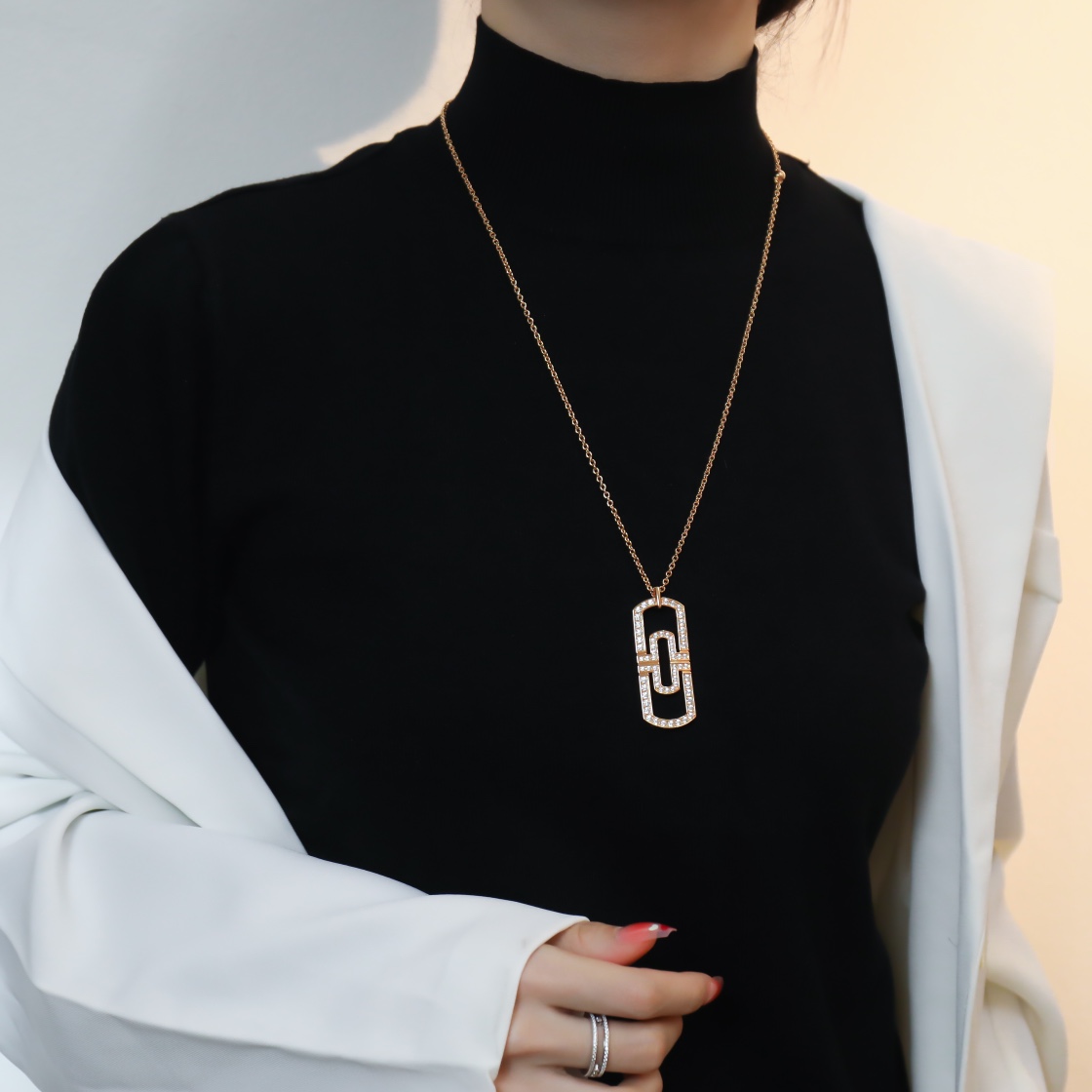 BV large round needle single chain diamond studded necklace