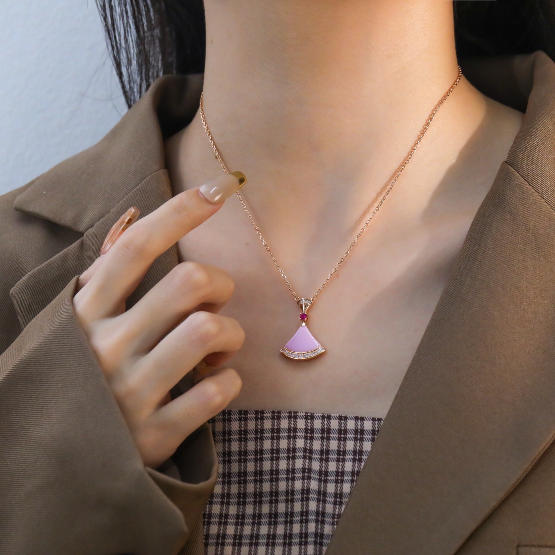 BV Large Diagonal Divas Qixi Fan Necklace