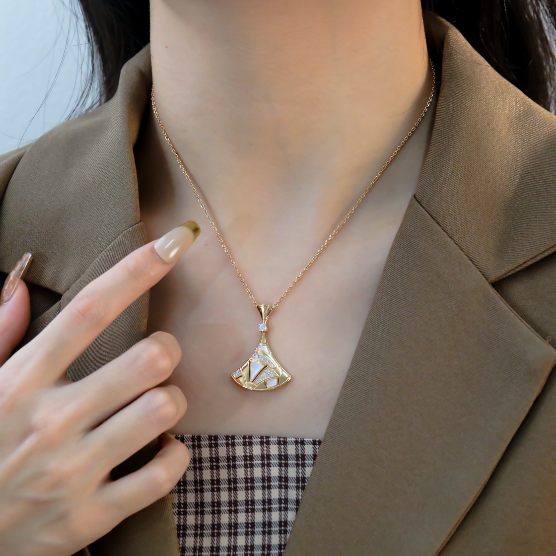 Large size white pearl necklace with a skirt pendant