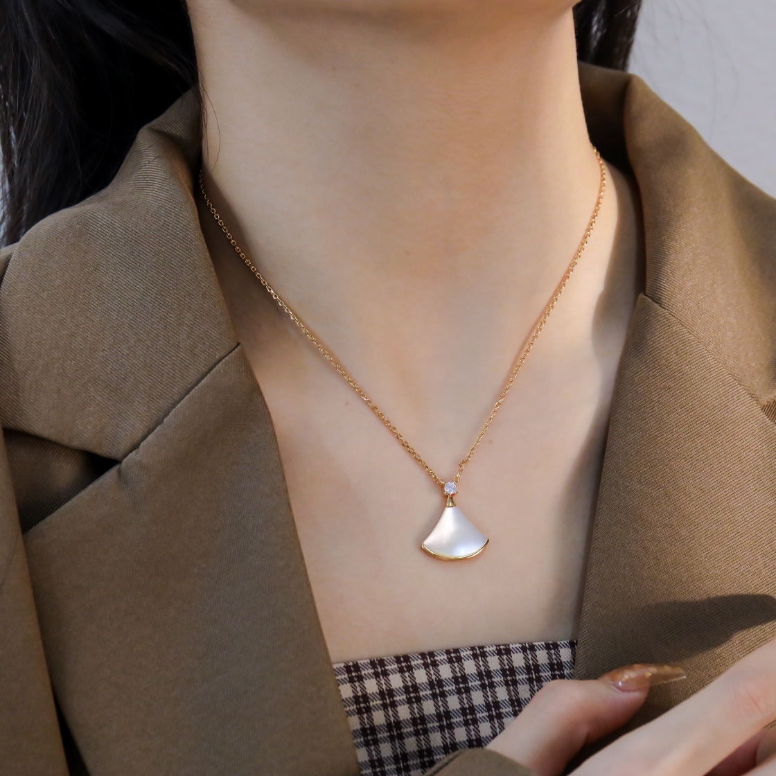 Classic Divas Large Fan Necklace