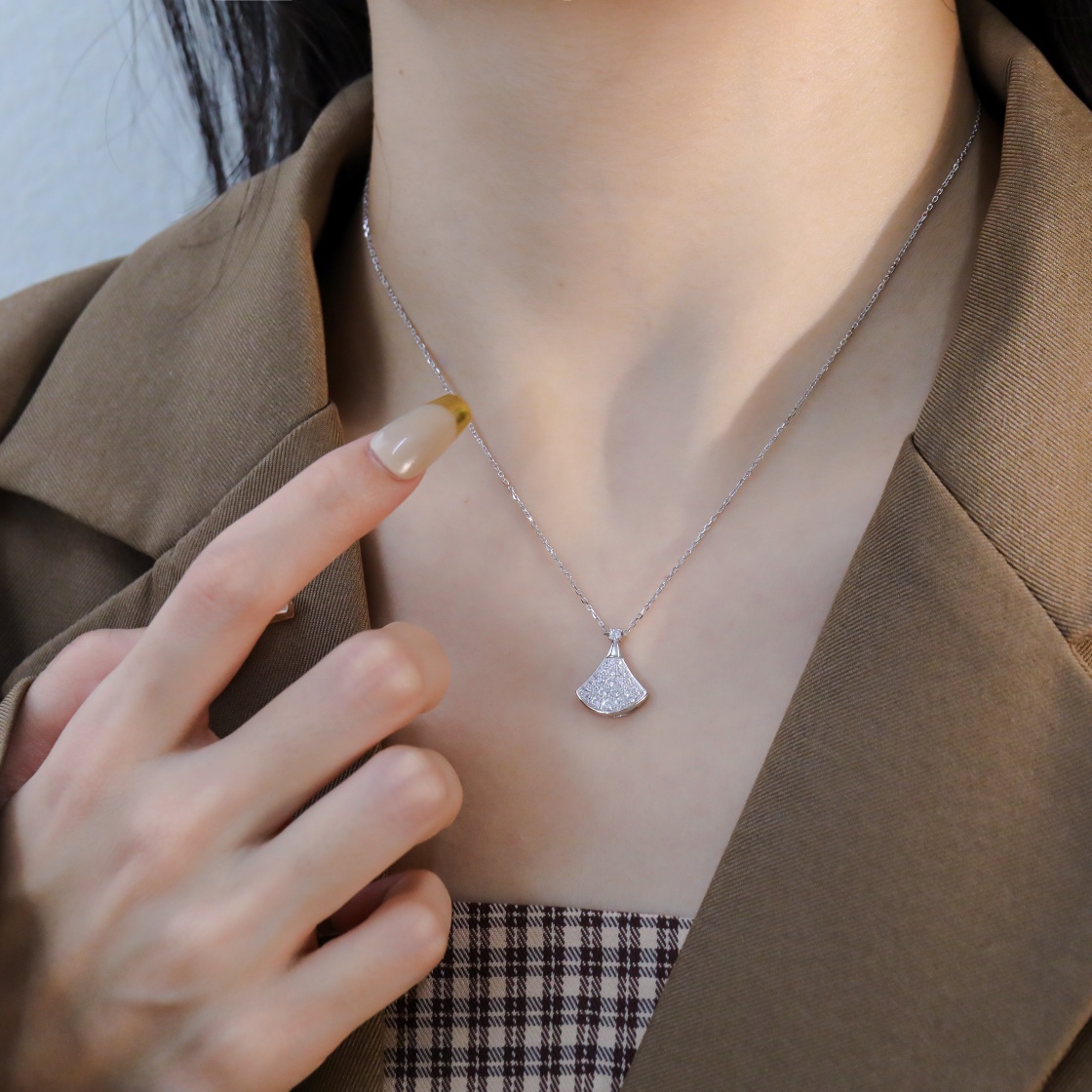 Classic old Divas small diamond studded fan necklace