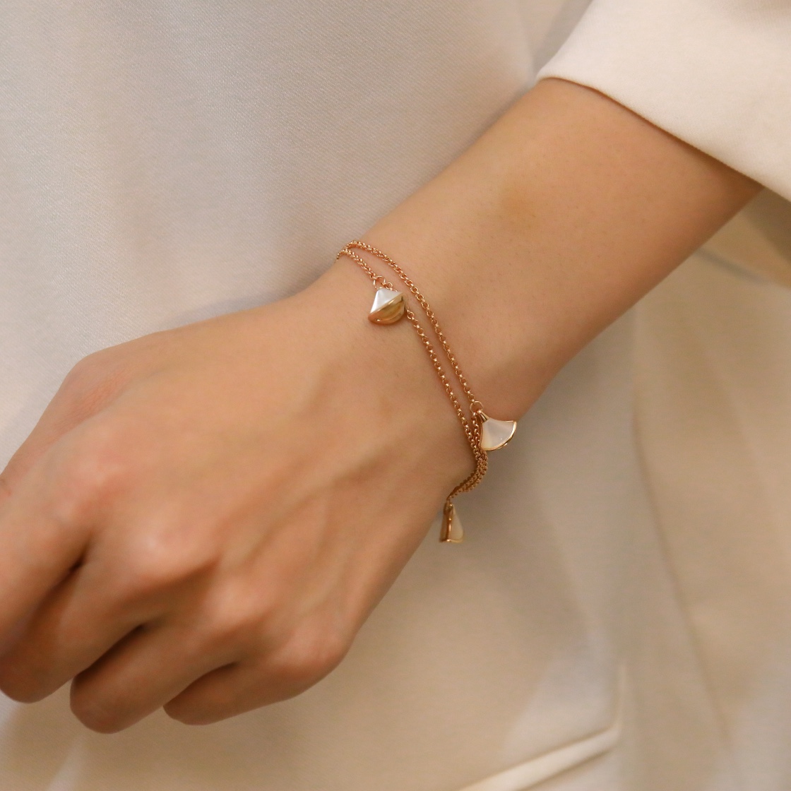 Divas Four Flower White Beimu Bracelet (925 Silver Chain)