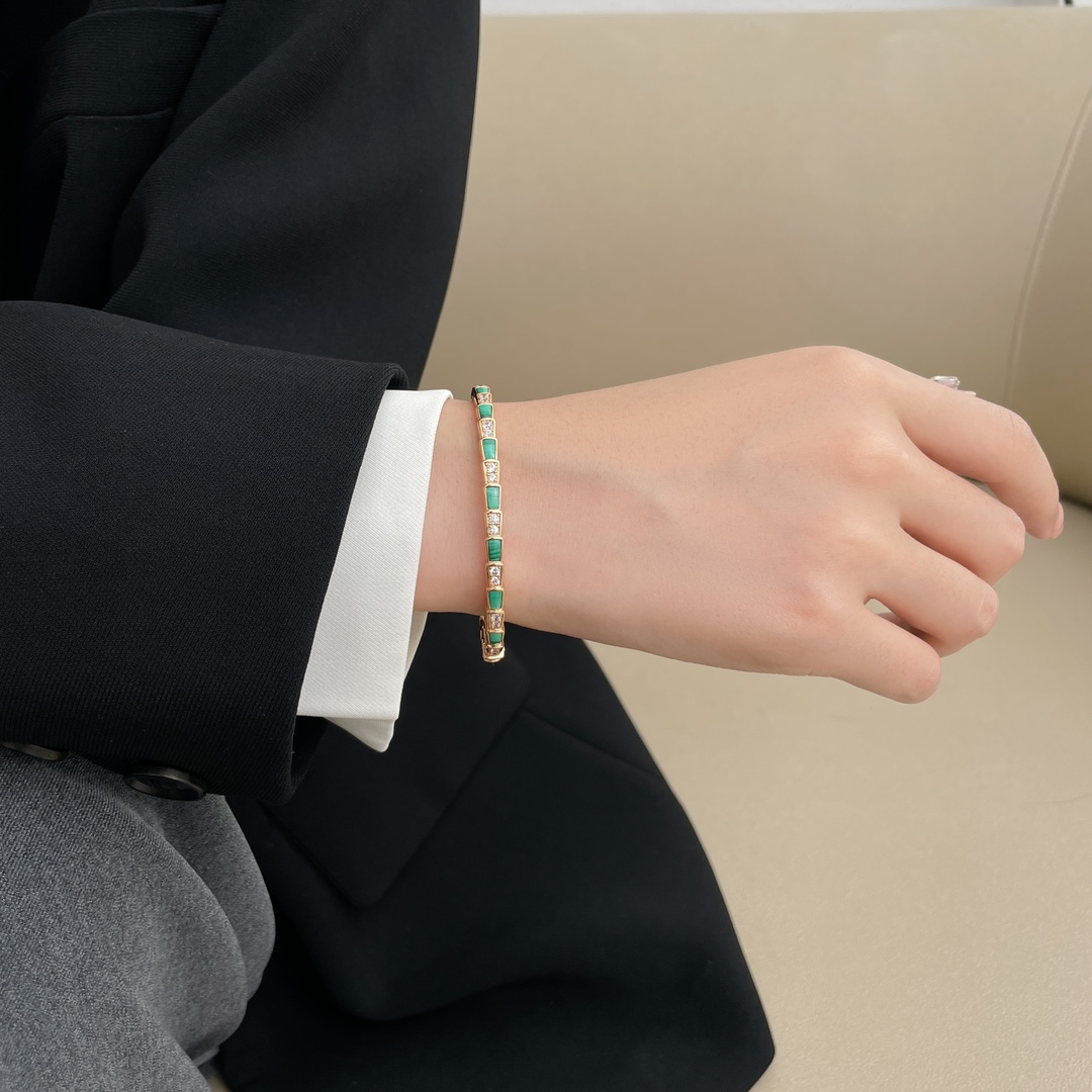 Turquoise bracelet with snake bone beads