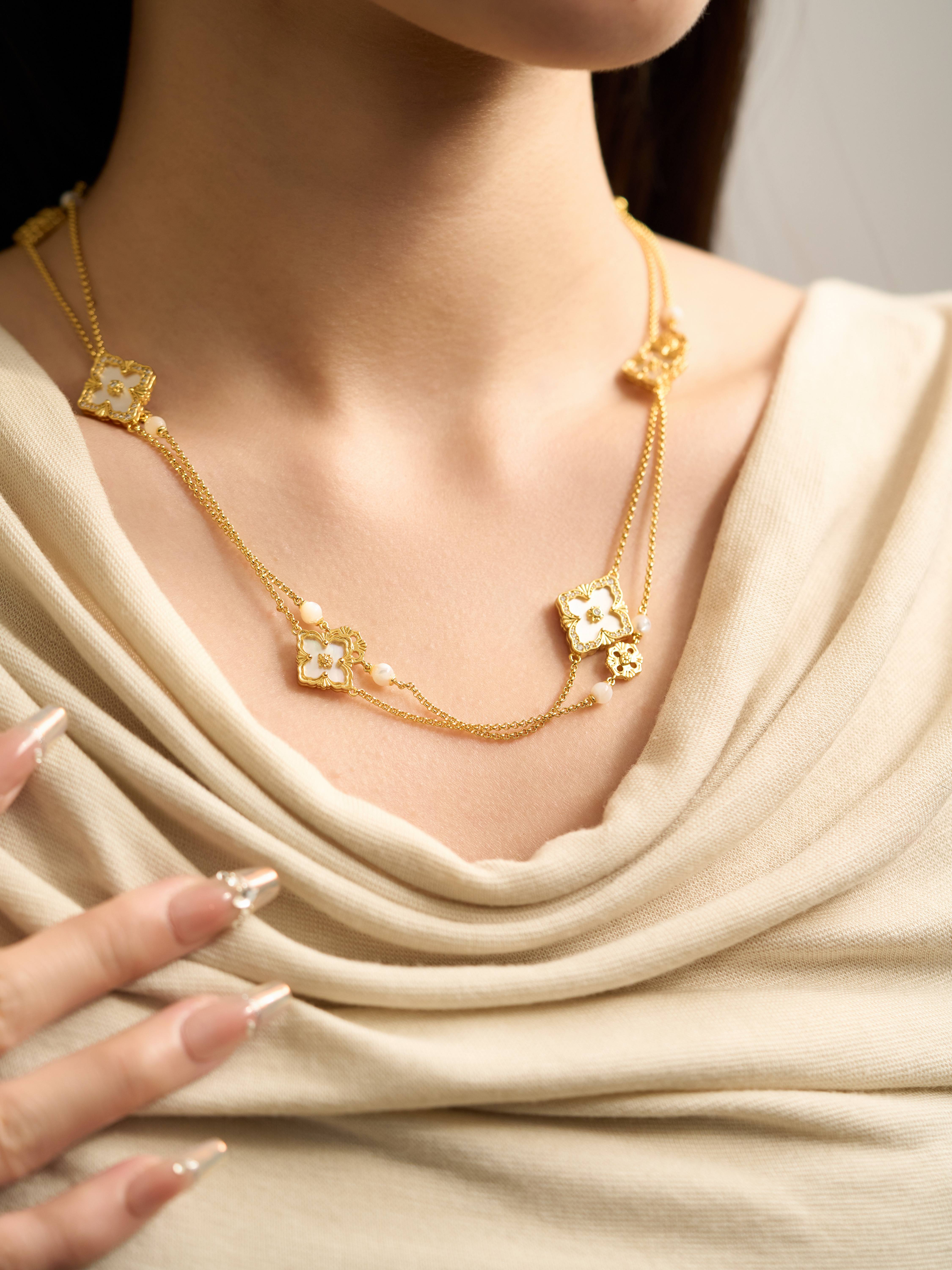 BU Buchirati Opera White Bay Sweater Chain