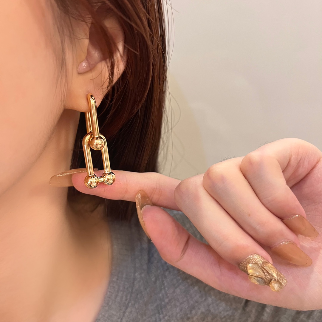 Tong Yao's Tiffany HardWear Diamond Free Earrings