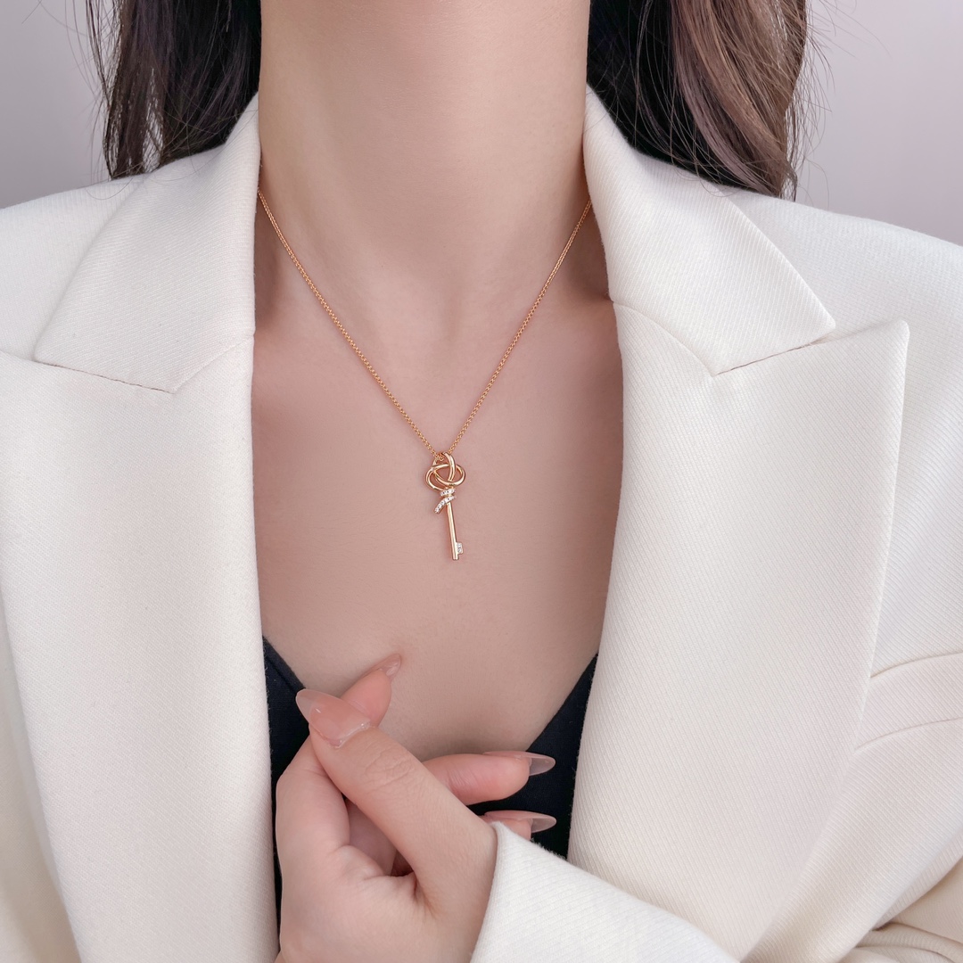 Woven Series Small Diamond Set Key Necklace