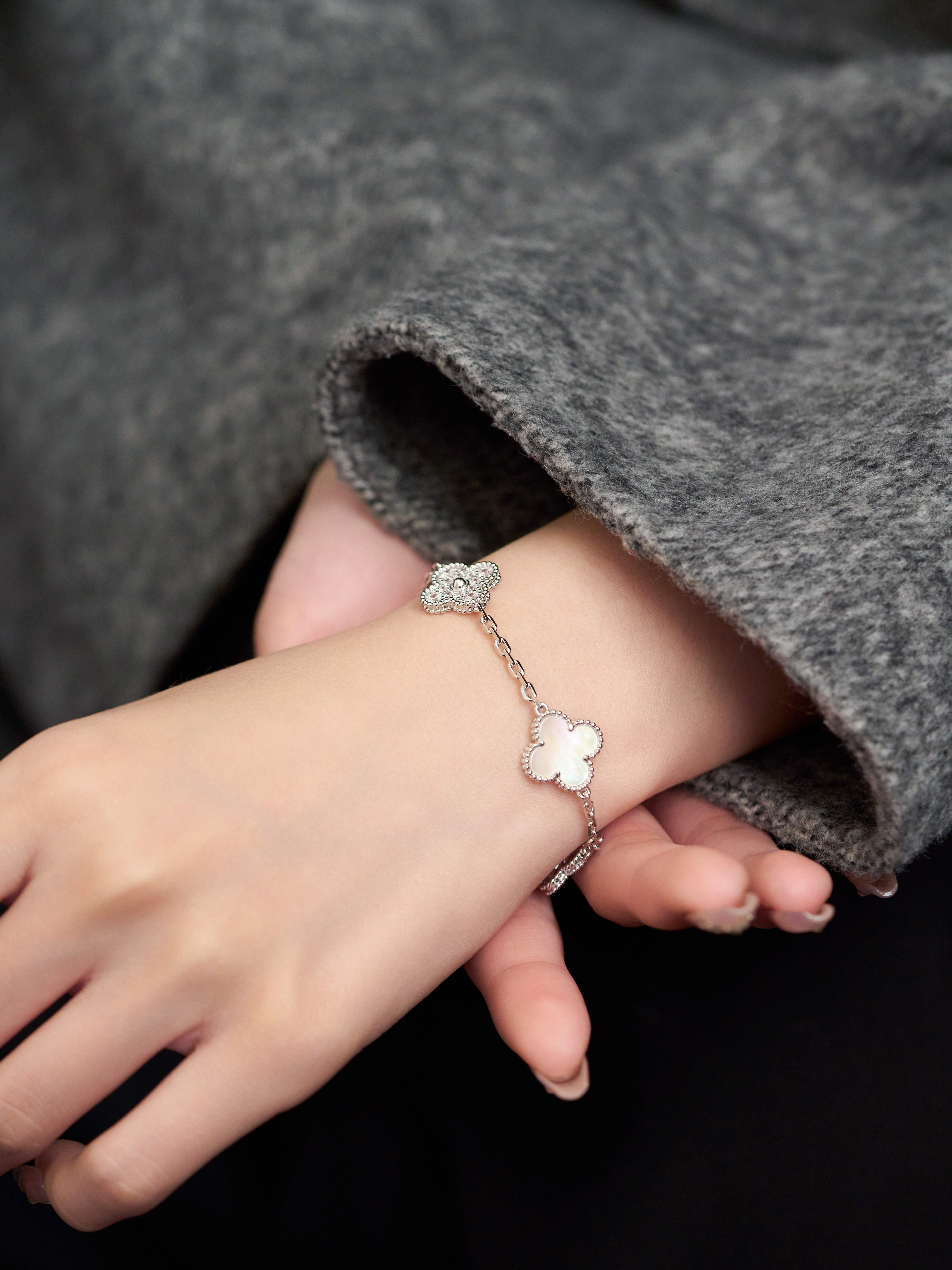 White gold and white shell diamond five flower bracelet