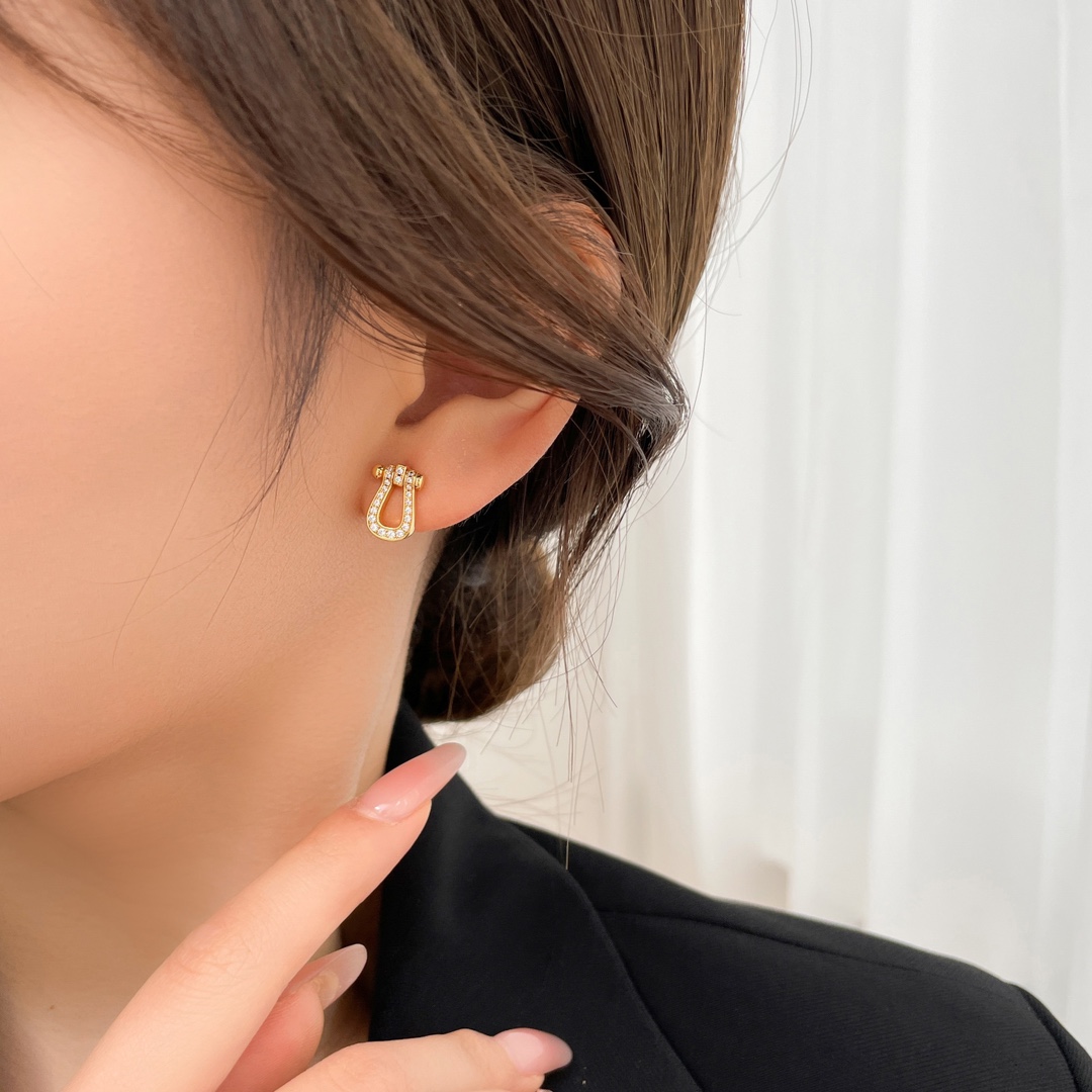 Fred's Horseshoe Full Diamond Earstuds (Medium)