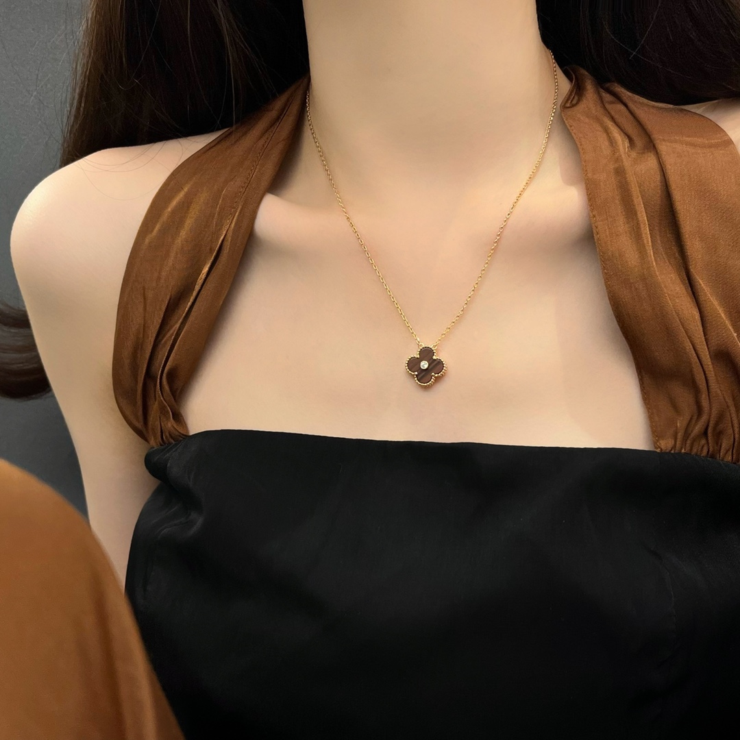 Classic single flower diamond studded bull's eye stone necklace