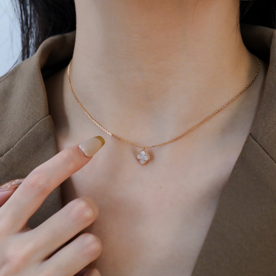 Mini Four Leaf Clover White Shell Single Flower Necklace