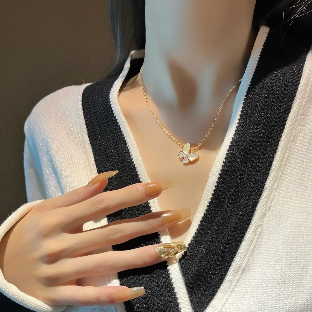 White Beimu Horse Eye Diamond Set Butterfly Necklace