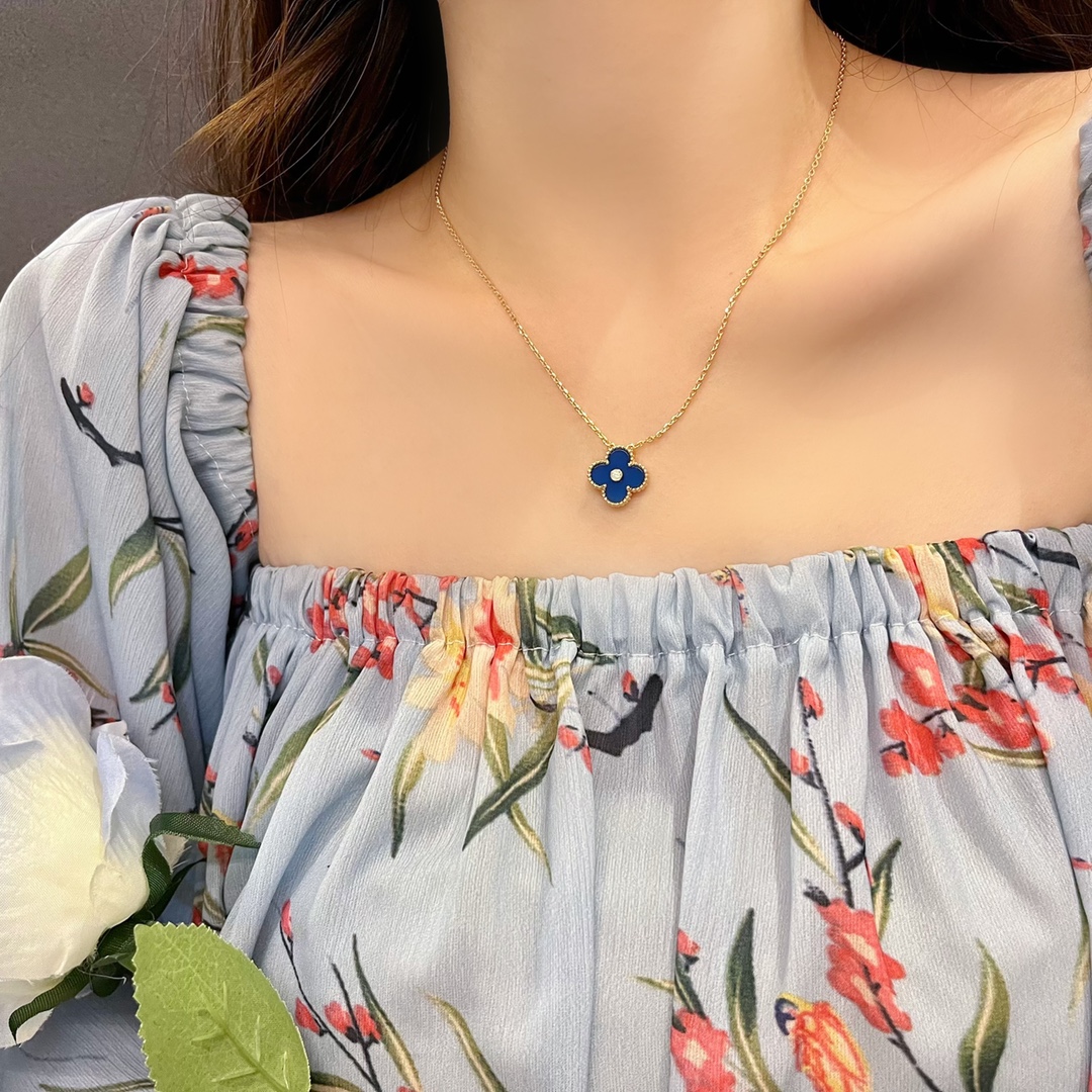  Classic single flower diamond inlaid blue chalcedony necklace