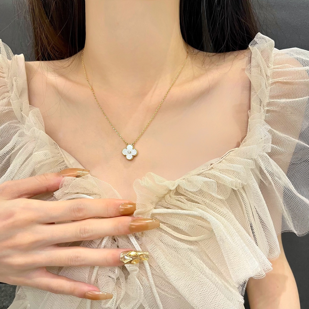 Classic single flower diamond inlaid white mother of pearl necklace