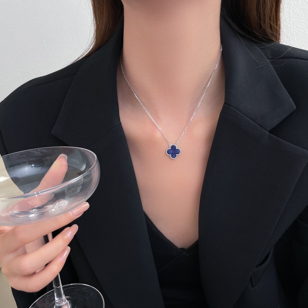 Classic single flower Peter stone necklace