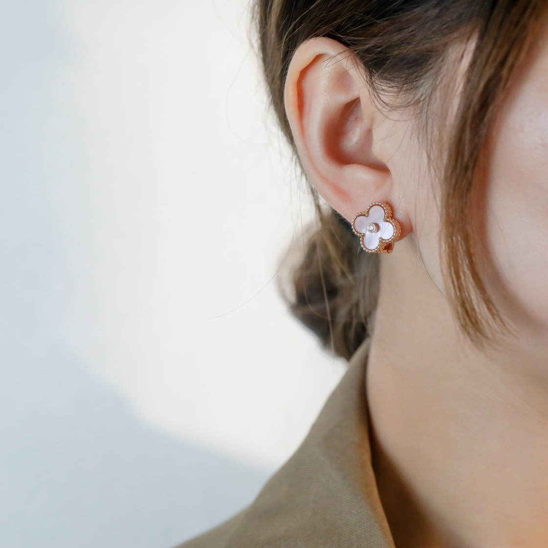 Diamond studded Four Leaf Clover Powder Bei'er Patti