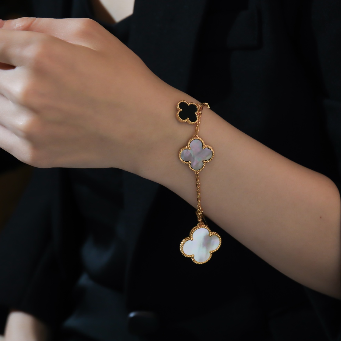 Irregular Black, White, Gray, Fritillaria Belly Five Flower Bracelet