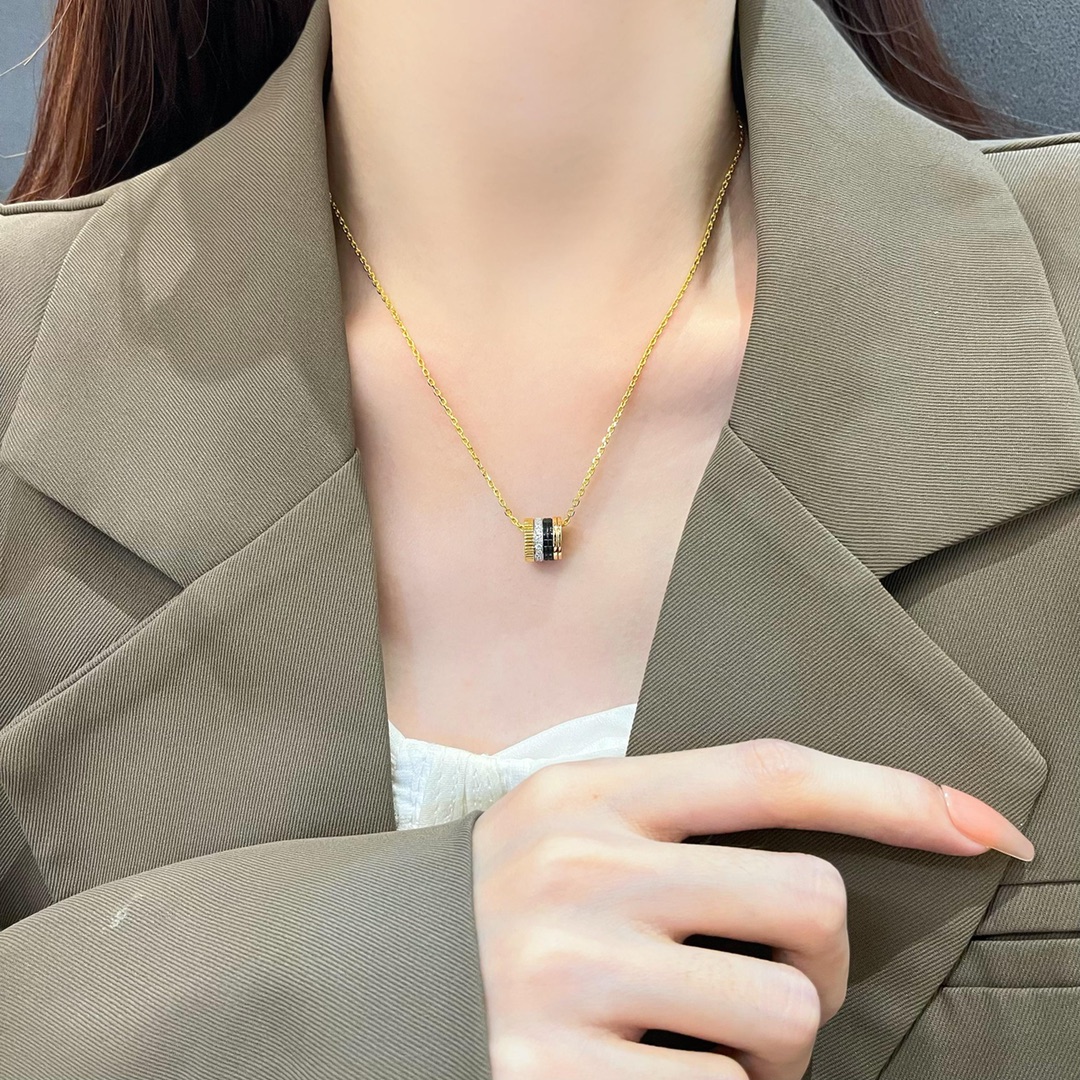 Bausch&Lomb Quatre Classique series pendant necklace