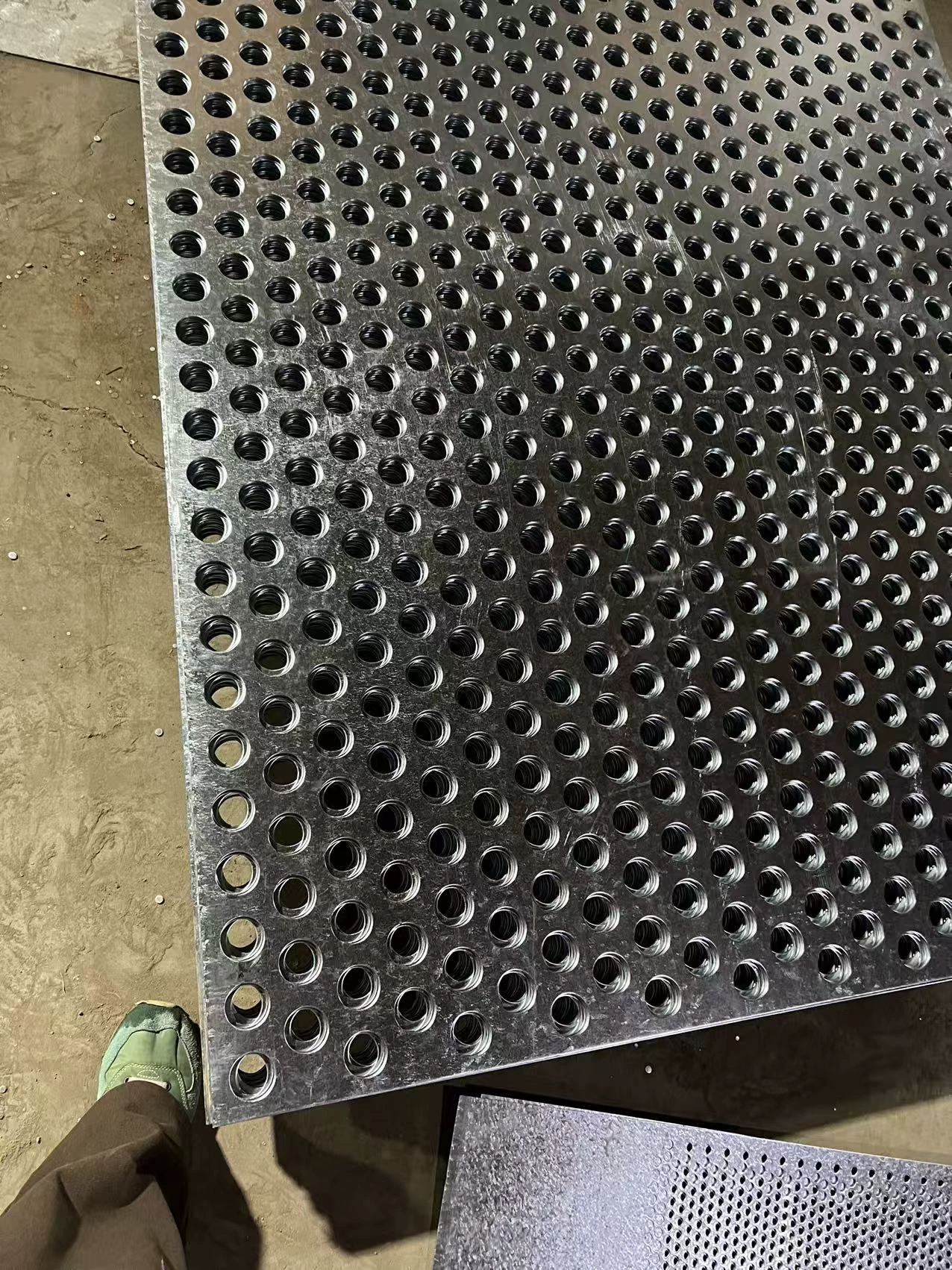 Staggered Pattern Round Hole Galvanized Perforated Metal Panel: Why Engineers Prefer It for Ventilation, Strength, and Long-Term Durability