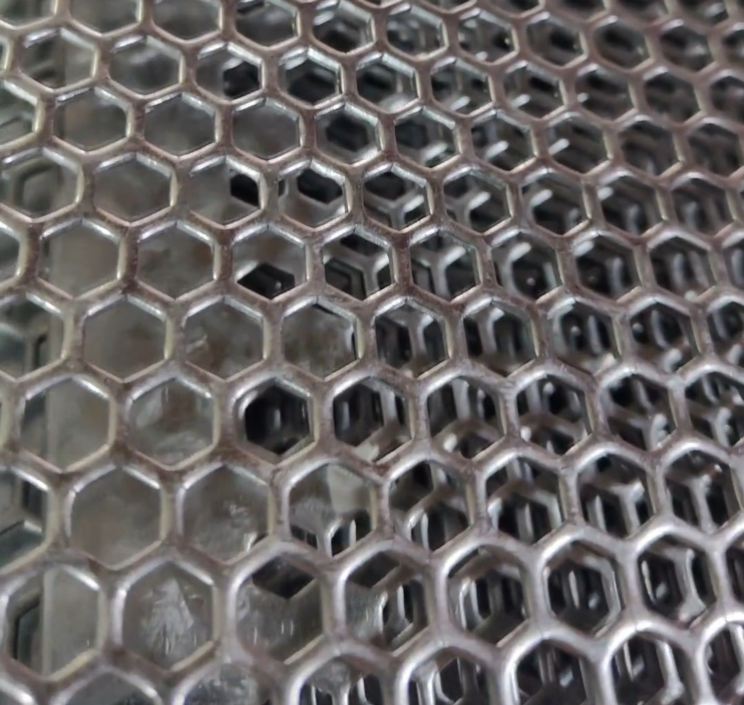 Do Hexagonal Perforated Sheets Produce Burrs?