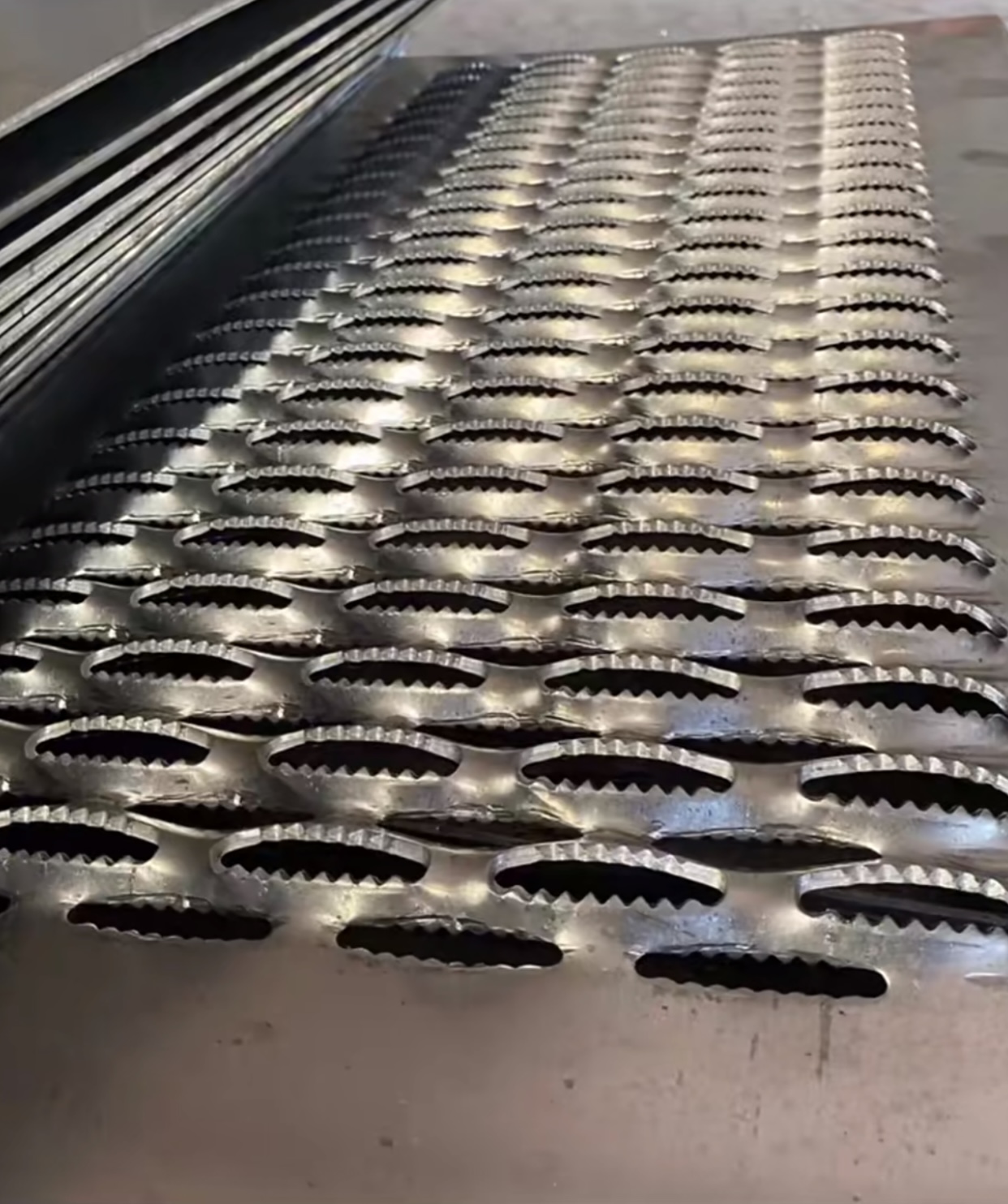 Advantages of Crocodile Mouth Anti-Slip Plate VS Standard Checkered Plate