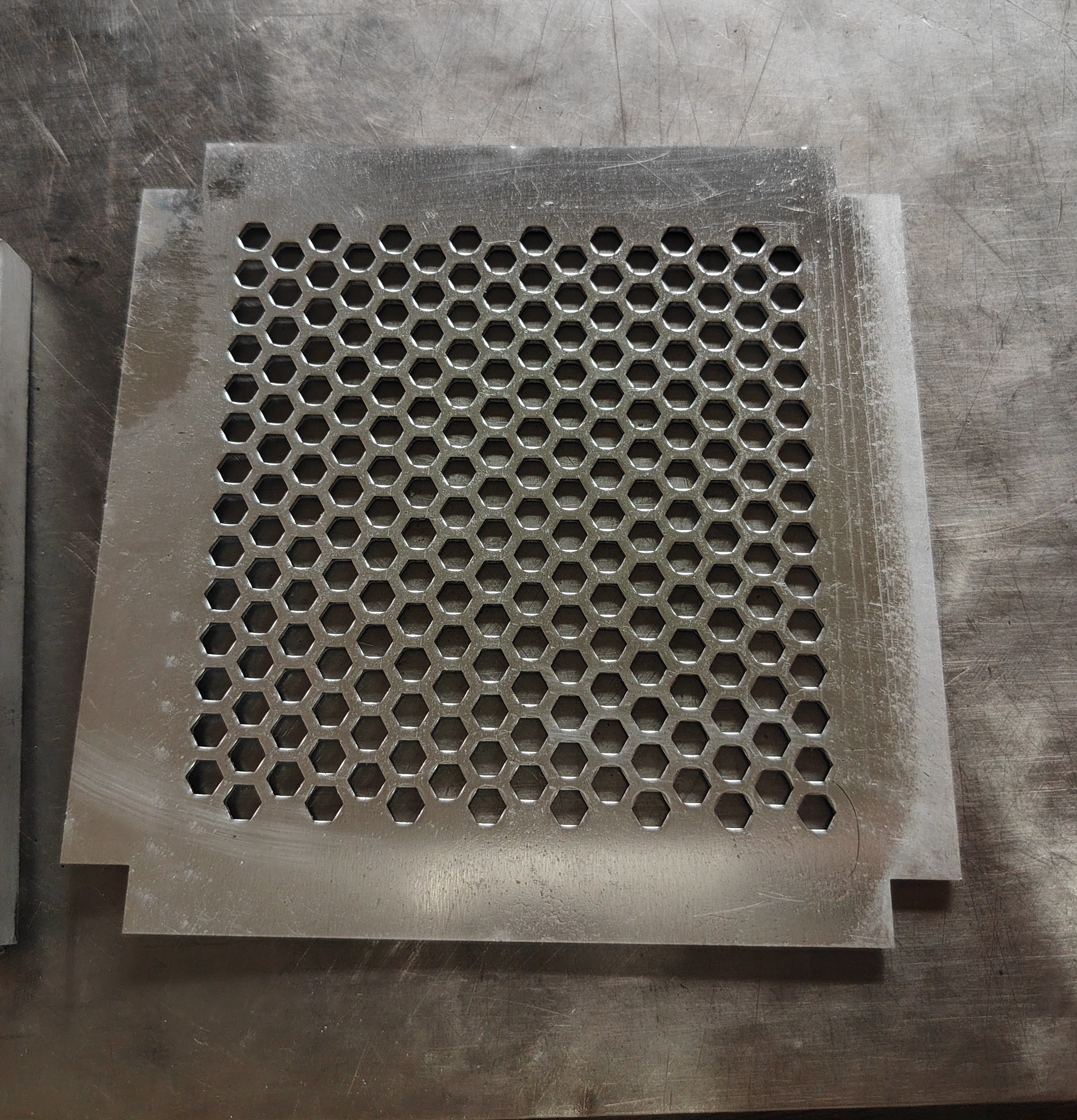 Features of Honeycomb Perforated Panels: Hexagonal Perforated Sheets VS Perforated Aluminum Honeycomb Composite Panels