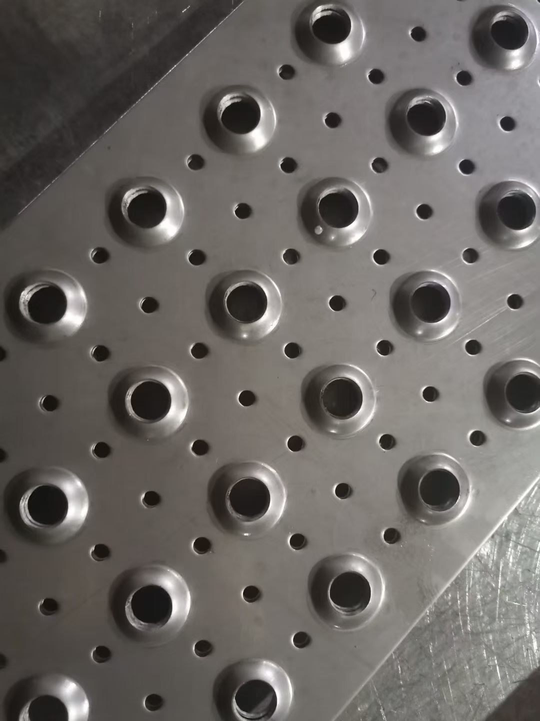 How to Select Fish‑Eye Anti‑Slip Perforated Plate? Focus on Load Rating & Operating Environment