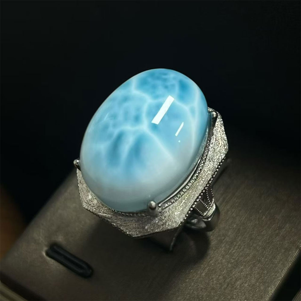 Elliptical sea-pattern stone heavy-duty silver-inlaid ring