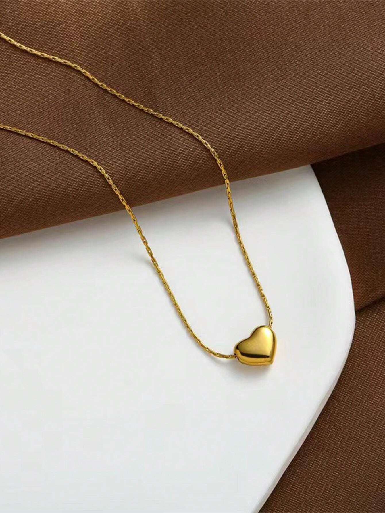 A Delicate And Elegant Heart-Shaped Pendant Design 18K Gold Plated Stainless Steel Necklace Is Suitable For Women To Wear At Parties Or As A Gift For Mothers. Valentines