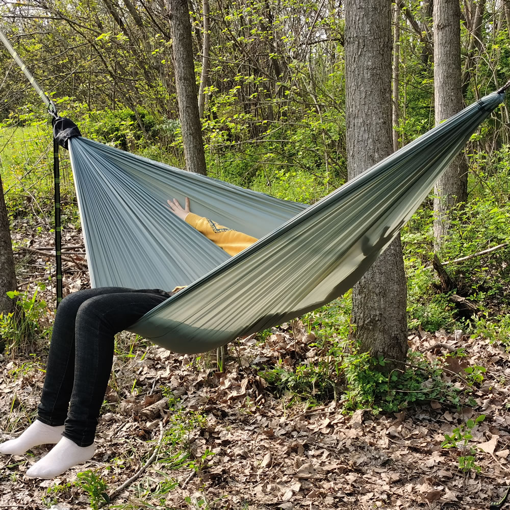 軽量ナイロンパラシュート生地ハンモック（300×140cm）。キャンプ、アウトドアレジャー、ハイキング、休憩に最適です。小型で軽量なので持ち運びも簡単です。