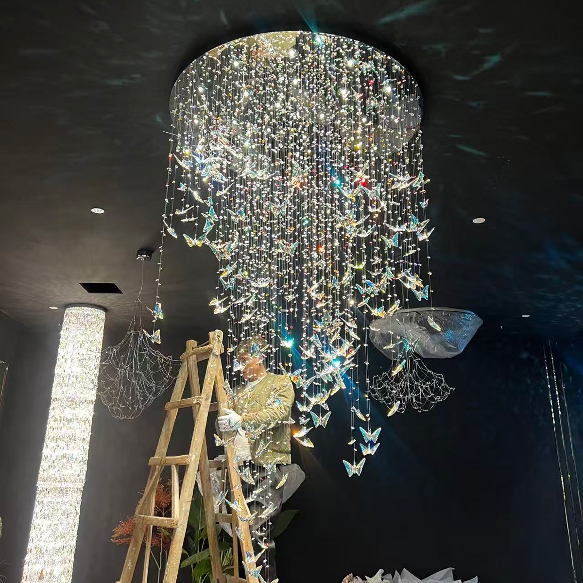 Crystal chandeliers, butterfly crystal chandeliers, light luxury chandeliers, villa chandeliers, fairy lights, staircase lights, Italian style,ceiling light, home aesthetics, Swarovski crystals, Egyptian Asfour crystals, Chinese K9 crystals，TD622 Butterfly Crystalstairwell lighti