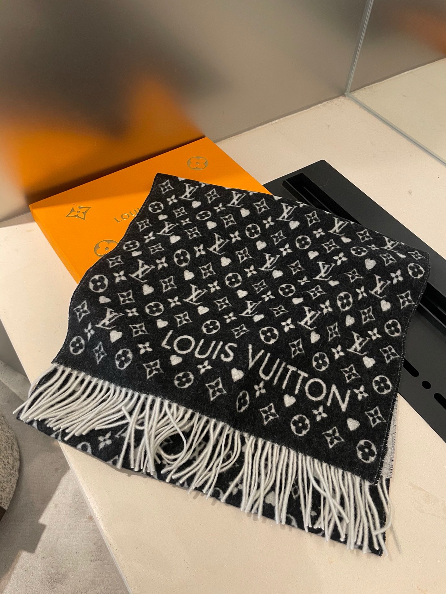  Louis Vuitton 經典老花羊絨圍巾 男女同款