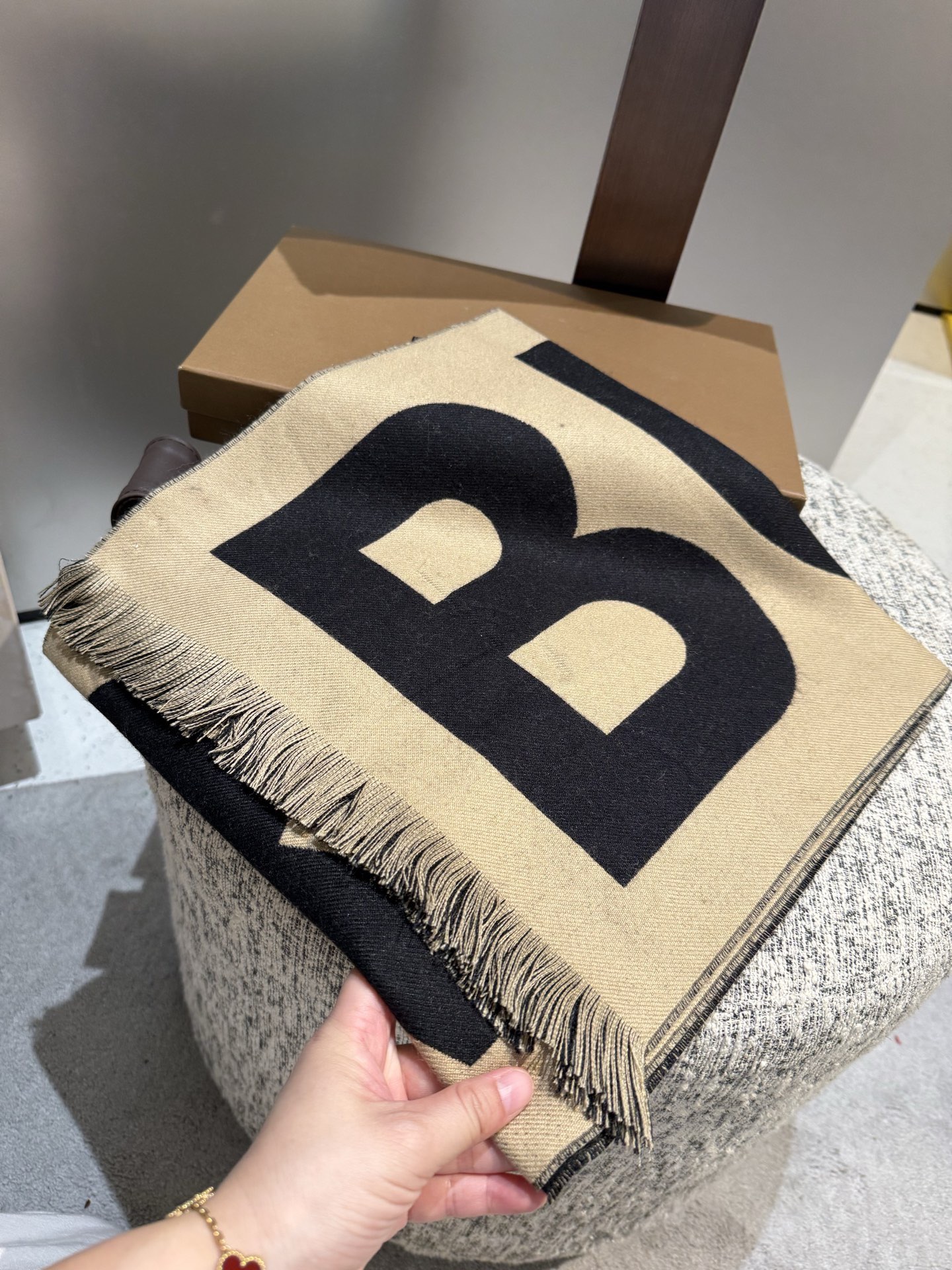 burberry 大字母雙面圍巾 男女同款