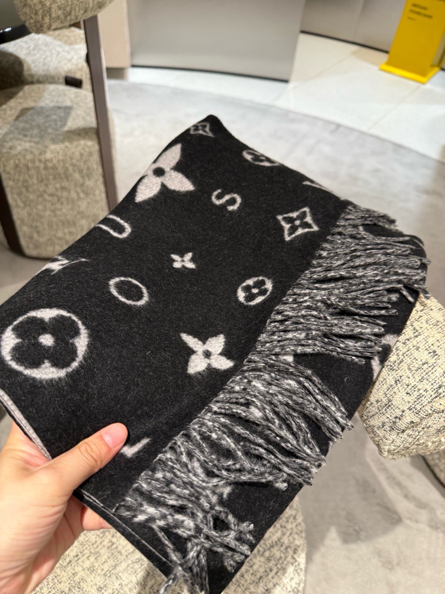  Louis Vuitton 經典花卉LV圍巾