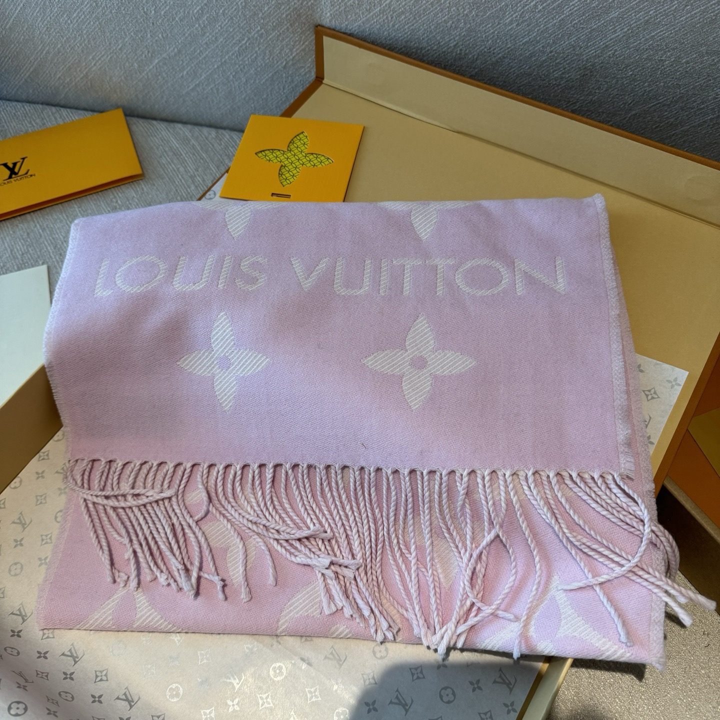   Louis Vuitton 拼色圍巾 情侶款