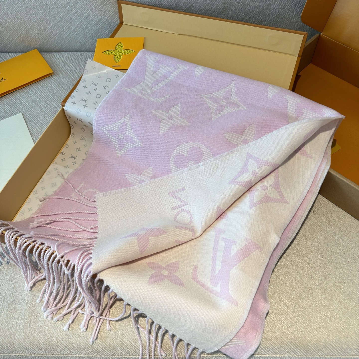   Louis Vuitton 拼色圍巾 情侶款