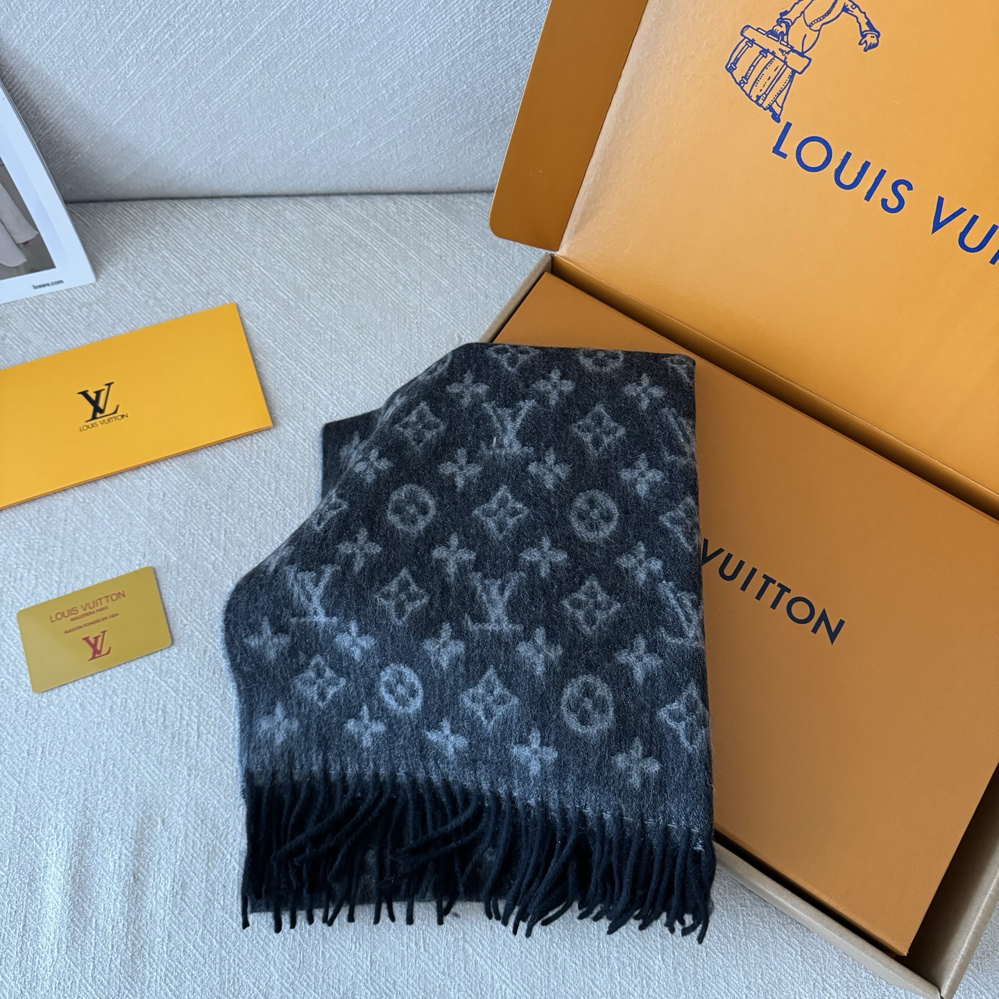   Louis Vuitton 男士羊絨圍巾
