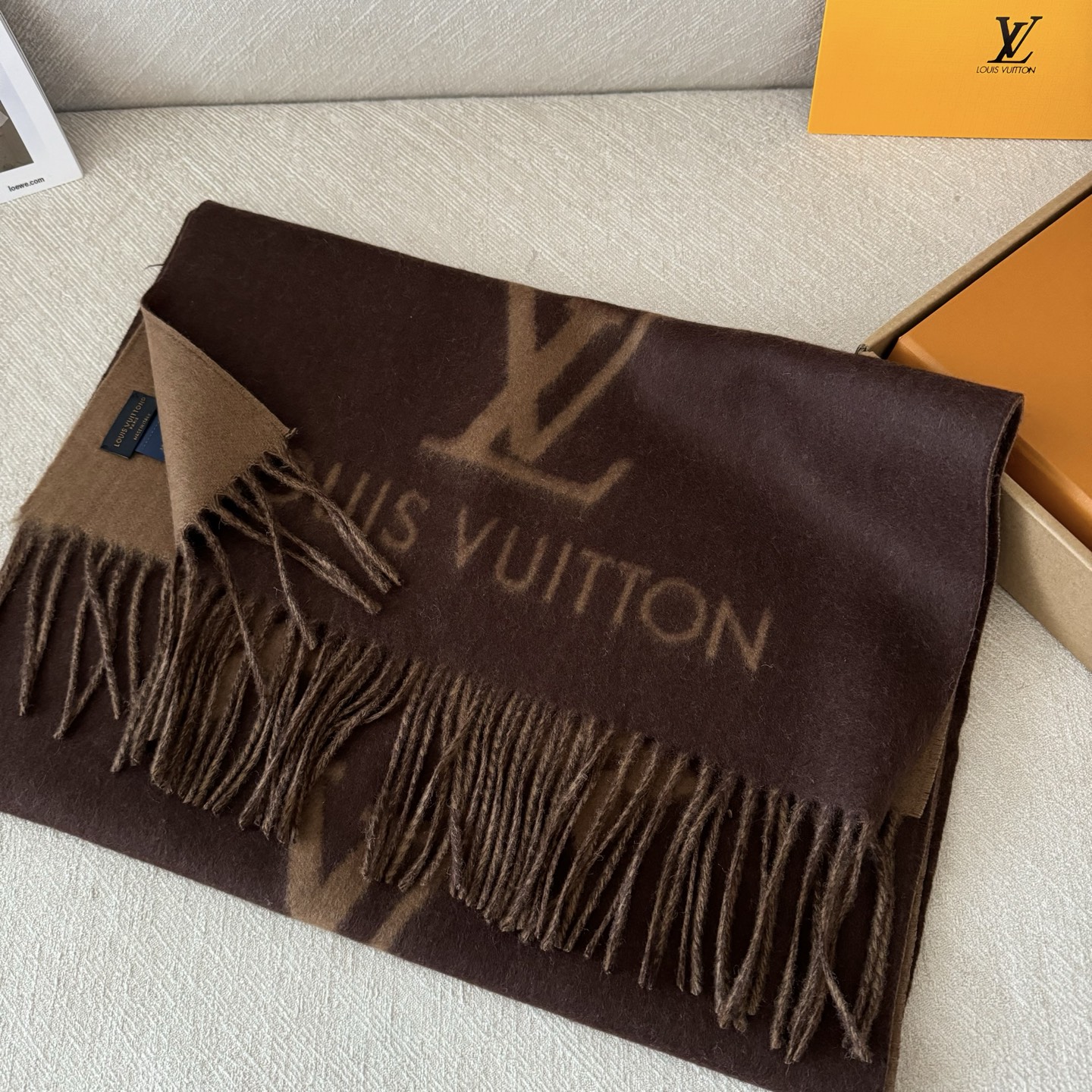  Louis Vuitton 經典花卉老花羊絨圍巾