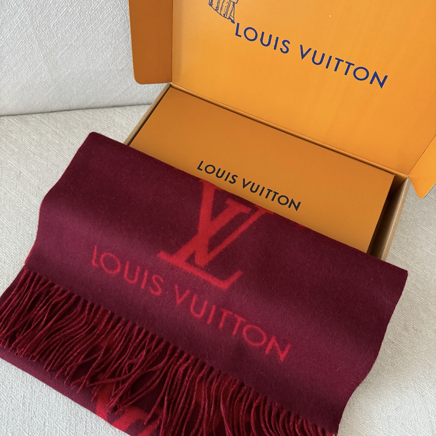  Louis Vuitton 經典花卉老花羊絨圍巾