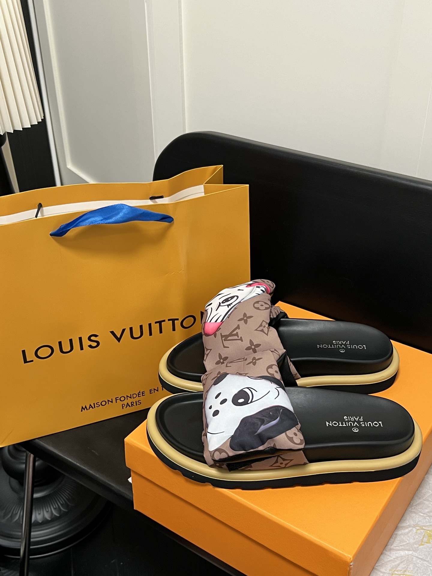 LV women' s sandals 037