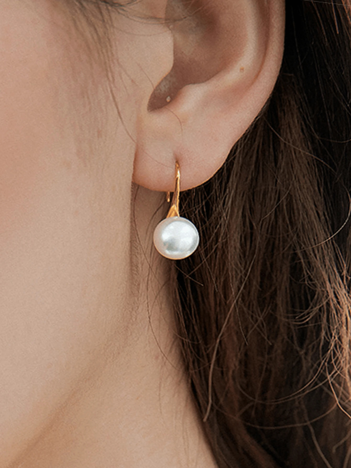 A Pair Of Pearl Earrings Golden Ear Hooks Ladies Earrings Elegant And Simple For Daily Wear