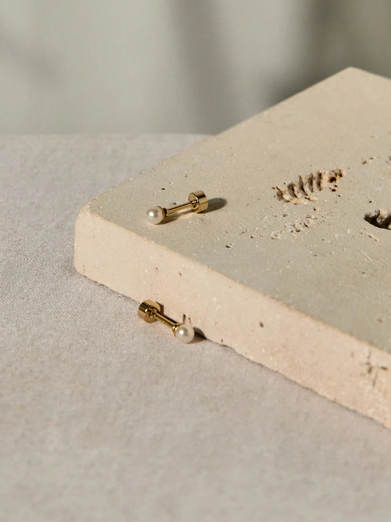 Gold Screw Back Pearl Stud Earrings For Women, Flat Back Pearl Cartilage Earrings Pearl Helix Earrings Hypoallergenic Stainless Steel Piercing Jewelry Gift For Girls