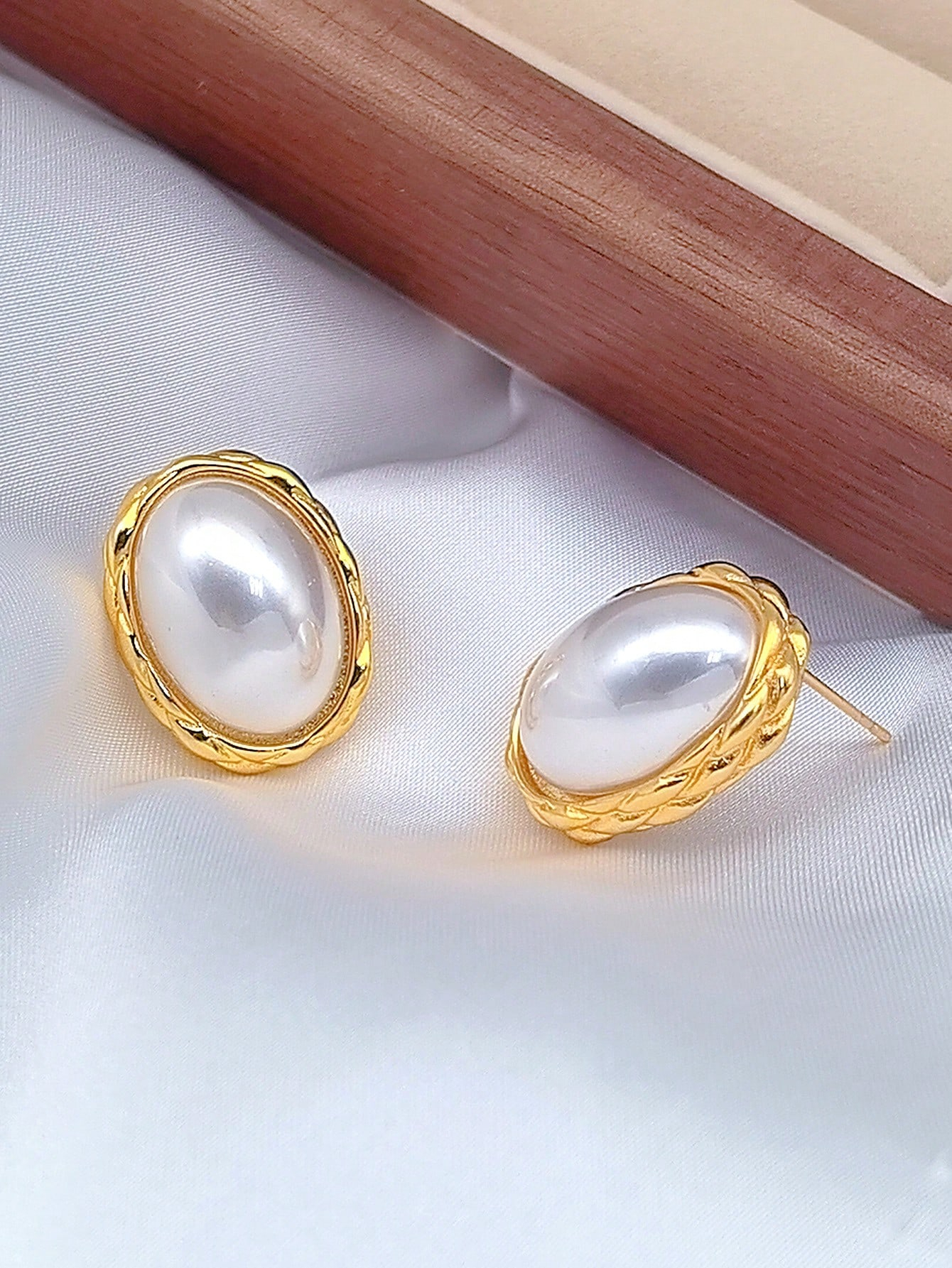 1 Pair Vintage Elegant Oval White Pearl Earrings